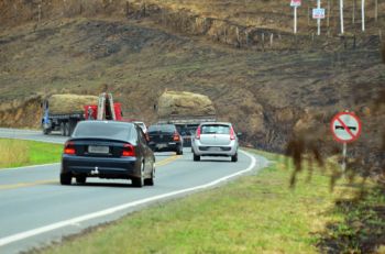OLAVO PRAZERES Condutores abusam e forçam passagens em locais proibidos no km 82 da BR-267, entre Juiz de Fora e Bicas