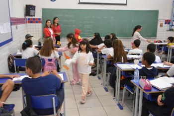 MARCELO RIBEIRO/07-10-14 De pijama, crianças do João XXIII convidam outros alunos a doarem a peça de dormir que vai compor kit de estímulo à leitura