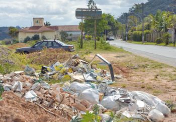 Depósito irregular de material causa incômodo no Bosque do Imperador