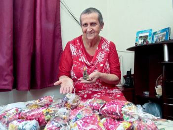 FERNANDO PRIAMO/08-10-14 Elizabeth Martins quer retribuir a graça alcançada, distribuindo doces para crianças de sua comunidade