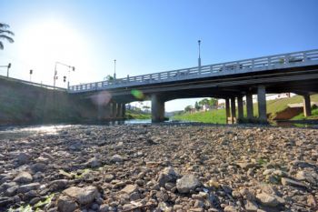 Em trechos do Rio Paraibuna há mais pedras e terra do que água corrente