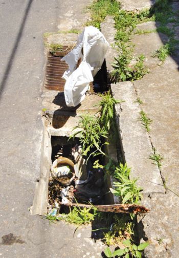 Equipamento fica na Rua Luiz Andrade Silveira e também acumula lixo