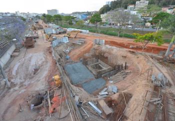 MARCELO RIBEIRO/03-10-14 Equipes trabalham em obras de despoluição do Paraibuna, em trecho próximo ao Viaduto Augusto Franco