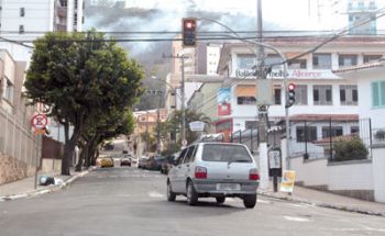 Flagrante de imprudência foi registrado na esquina com a Rua Tiradentes