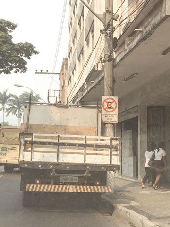 Estacionamento irregular na Avenida Itamar Franco 2 Flagrante foi registrado por volta das 14h30 de ontem