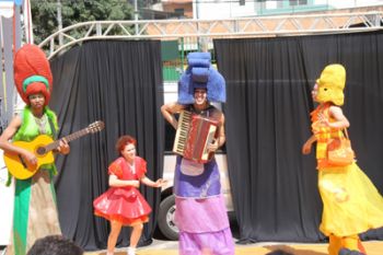 Grupo Oriundo de Teatro apresenta musical infantil sobre menina curiosa