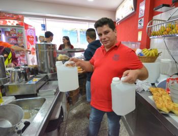 FOTOS MARCELO RIBEIRO/21-10-14 Hélio Firmino estoca água em galões para lavagem de talheres e pratos de sua padaria