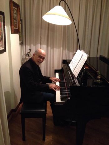 DIVULGAÇÃO João Bosco Gonçalves Pinto toca piano no parque do Mariano Procópio