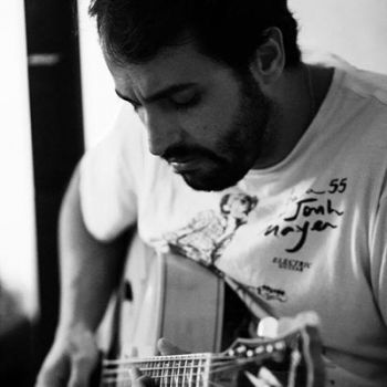 Luciano (gaita) e Hamilton (guitarra)tocam na Livraria Liberdade 