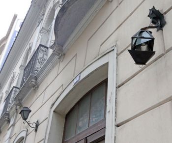 Prédio tombado se deteriora e aguarda reforma há um ano 4 Luminária do prédio está solta e ameaça pedestres que passam pelo local