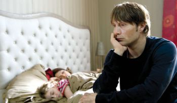 Mads Mikkelsen é um pai atormentado pela perda da filha