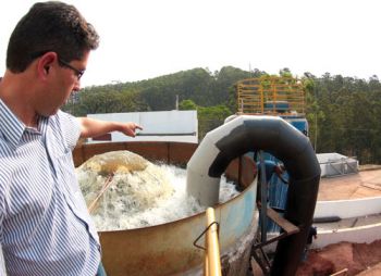 FERNANDO PRIAMO/17-10-14 Marcelo Mello, da Cesama, mostra o encontro das águas vindas do Ribeirão do Espírito Santo com a de Chapéu D'Uvas