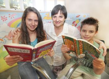 Margareth Marinho e os alunos Bruna Karolayne do Bem e Vinicius de Sá, selecionados em concurso literário