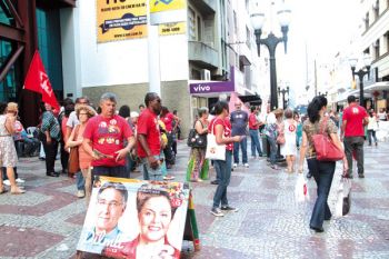 Militância do PT buscam votos de eleitores indecisos no Calçadão
