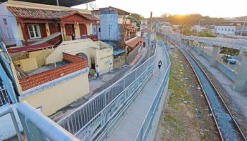 Na passarela recém-construída no Mariano, dispositivo impede entrada de motos e bicicletas