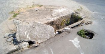 Bocas de lobo danificadas no Nova Era 2 Na Rua Altivo Militão, buraco no asfalto agrava riscos