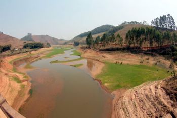 FOTOS FERNANDO PRIAMO/15-10-14 Na velha Dores do Paraibuna, em Santos Dumont, nível da água também está baixo