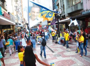 No mesmo espaço, cabos eleitorais do PSDB balançam bandeiras