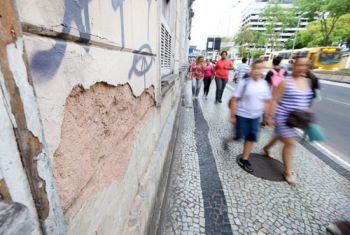 FOTOS LEONARDO COSTA/30-10-14 Paredes estão soltando devido a ação do tempo; prédio também é alvo de pichações