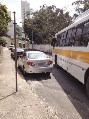 Dispositivo danificado no Granbery 2 Poste na Rua Doutor Tarboux está sem a placa