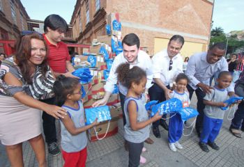 Prefeito entregou ontem os primeiros kits para alunos da rede municipal