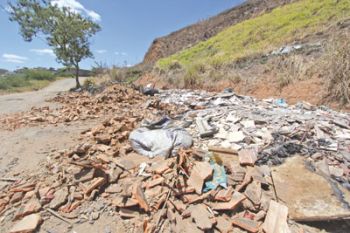 Rua Acácia do Paraibuna é usada para despejo irregular de detritos
