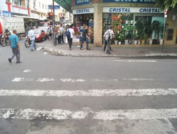 LARA TOLEDO/20-10-2014 Sinalização horizontal apagada na esquina das ruas Santa Rita e Batista de Oliveira