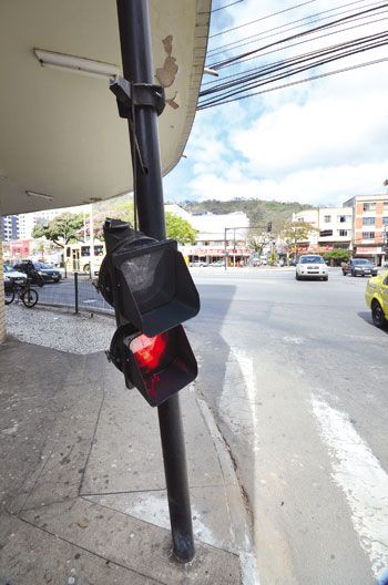 OLAVO PRAZERES/06-10-2014 Situação aumenta o risco em travessia de pedestres