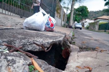 ROBERTO FULGÊNCIO/30-09-2014 Tampa quebrada e vergalhões expostos na Rua Sizenando de Almeida Cruzeiro