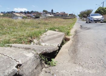 Bocas de lobo precisam de reparos no Guaruá 2 Tampa quebrada perto do cruzamento com a Rua Apiacás