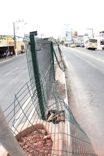 Tela solta e amassada no Bairro Manoel Honório