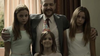 Themis Panou interpreta o patriarca de uma família disfuncional em 