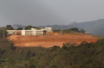 Um dos terrenos desmatados fica próximo à Faculdade de Farmácia. Segundo Ibama, todas as retiradas de árvores no campus foram autorizadas