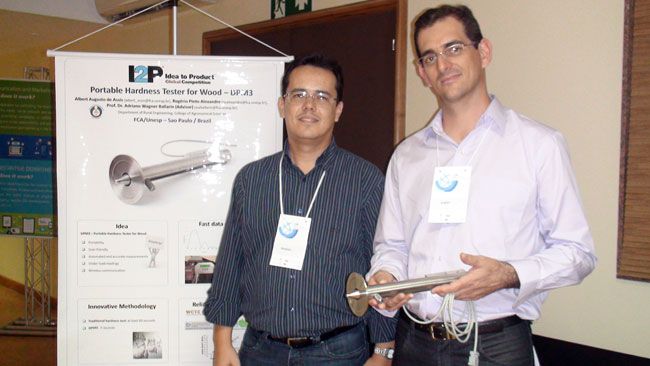 Alunos da Unesp disputam com um durômetro, equipamento para medir a dureza de materiais