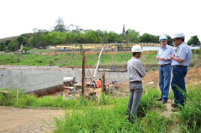 FOTOS: OLAVO PRAZERES Bruno visita obras da ETE União-Indústria, no Bairro Granjas Bethel