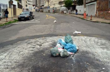 OLAVO PRAZERES/28-11-14 Cena foi flagrada na Rua Nossa Senhora do Líbano ontem por volta de meio-dia