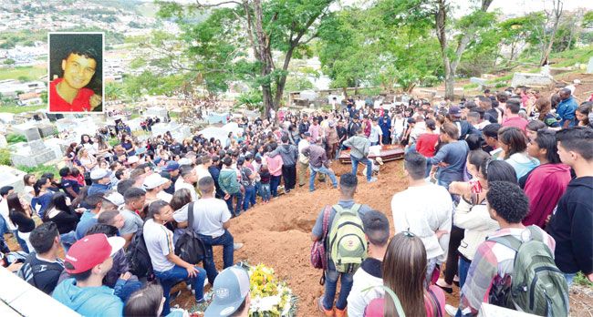 Centenas de familiares e amigos acompanharam sepultamento de Matheus (detalhe), ontem pela manhã, no Cemitério Municipal