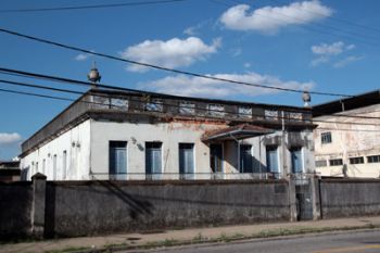 Construção histórica se deteriora na Rua Mariano Procópio desde 2009, quando foi desocupada por problemas de infraestrutura