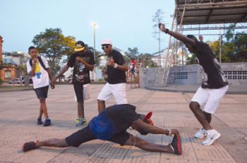 MARCELO RIBEIRO Dançarinos se enfrentam na primeira final do torneio na Praça Antônio Carlos