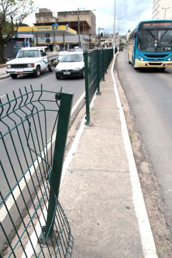 FERNANDO PRIAMO/24-11-14 Estrutura avariada é risco para pedestres e motoristas