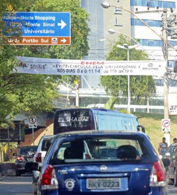 LEONARDO COSTA/07-11-14 Faixa orienta que motoristas evitem circular pelo Campus da UFJF nos dias e horários do exame