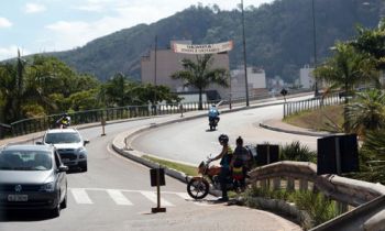 Homem faz manobra irregular para cortar caminho no Viaduto Augusto Franco