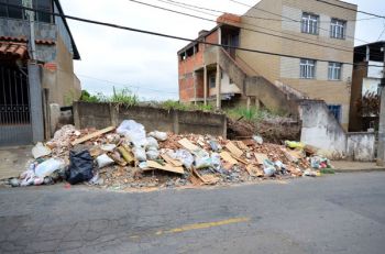 OLAVO PRAZERES/12-11-14 Moradores do São Benedito denunciam que descarte irregular é problema recorrente