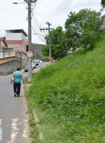 MARCELO RIBEIRO/26-11-14 Moradores são obrigados a usar a pista em rua do São Bernardo