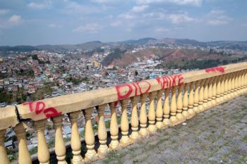 Vandalismo e falta de manutenção 3 Muro do Mirante do Eldorado está pichado