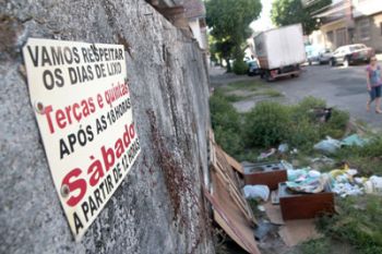 Nos fundos do imóvel, na Rua Dom Pedro II, lixo e mato alto