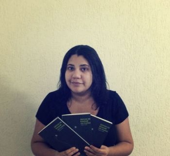 Produção poética de Laura Assis é reunida em seu primeiro livro