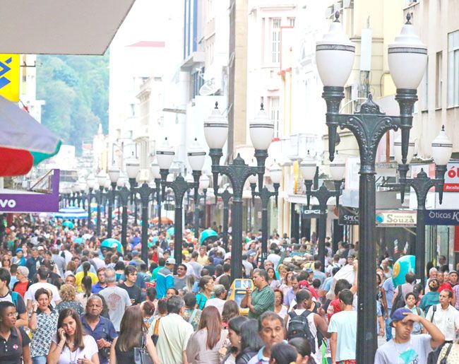 LEONARDO COSTA/28-11-14 Promoções no comércio e pagamento da primeira parcela do 13º levaram juiz-forano ao Centro