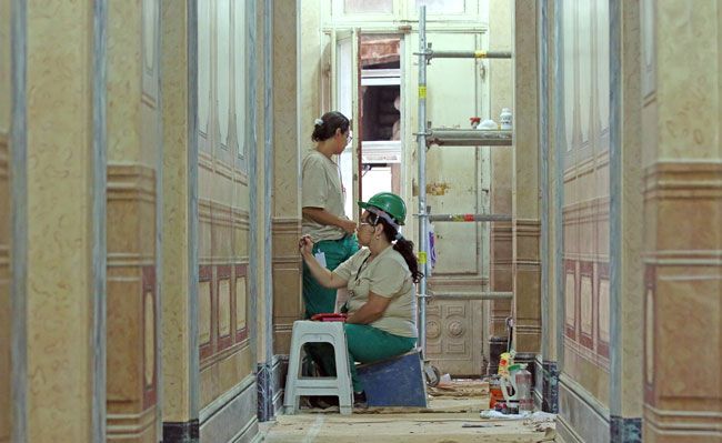 FOTOS E LEGENDAS: LEONARDO COSTA Restauradoras retornam com a pintura original, marmorizada, nos corredores que contam histórias