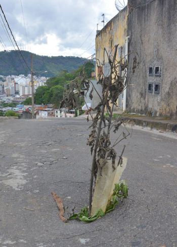 MARCELO RIBEIRO/24-11-14 Trincas na pavimentação indicam que problema pode se agravar